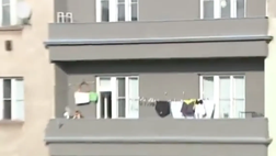 Palla! Il portiere dello Slovan Liberec rinvia e colpisce… il vetro del balcone