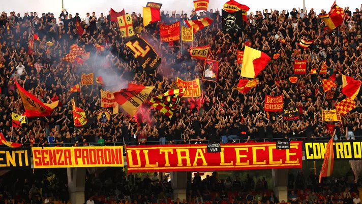 Lecce-Bologna, sassaiola dei giallorossi contro pullman dei tifosi rossoblù - immagine 1