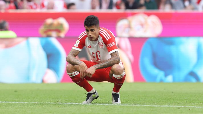 João Cancelo bloccato all’aeroporto, il Barcellona non ha i fondi - immagine 1