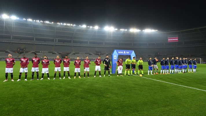 TURIN, ITALY - NOVEMBER 30: Both teams line up as Armando Izzo of Torino F.C. holds up a number 10 shirt in memory of Diego Maradona ahead of the Serie A match between Torino FC and UC Sampdoria at Stadio Olimpico di Torino on November 30, 2020 in Turin, Italy. Sporting stadiums around Italy remain under strict restrictions due to the Coronavirus Pandemic as Government social distancing laws prohibit fans inside venues resulting in games being played behind closed doors. (Photo by Valerio Pennicino/Getty Images) Torino-Sampdoria 2-2, il tabellino: ammonito Lyanco, non Rincon - immagine 1