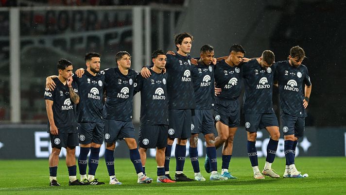 CORDOBA, ARGENTINA - OCTOBER 24: Players of Independiente Rivadavia stand during the penalty shoot out during the Copa Argentina 2025 Semi-final match between Independiente Rivadavia and River Plate at Mario Alberto Kempes Stadium on October 24, 2025 in Cordoba, Argentina. (Photo by Hernan Cortez/Getty Images) L’Independiente Rivadavia fa la storia: vince la sua prima Coppa Argentina- immagine 2