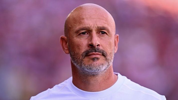 BOLOGNA, ITALY - SEPTEMBER 20: Vincenzo Italiano head coach of Bologna FC during the Serie A match between Bologna FC 1909 and Genoa CFC at Renato Dall'Ara Stadium on September 20, 2025 in Bologna, Italy. (Photo by Alessandro Sabattini/Getty Images) Italiano: “C’è possibilità che io non rimanga, non lo nego: rispondo così sul Napoli! Rosico per l’Europa” - immagine 1