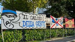 VIDEO / Inter, gli striscioni di protesta della Nord fuori San Siro: “Il calcio è della gente”
