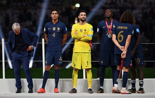 Da sinistra a destra: Deschamps, Varane, Lloris, Konaté e Guendouzi dopo il secondo posto a Qatar 2022. (Foto di Dan Mullan/Getty Images) Konaté non ha dubbi: “L’anno prossimo voglio vincere la Champions. E sull’Inter…”- immagine 6