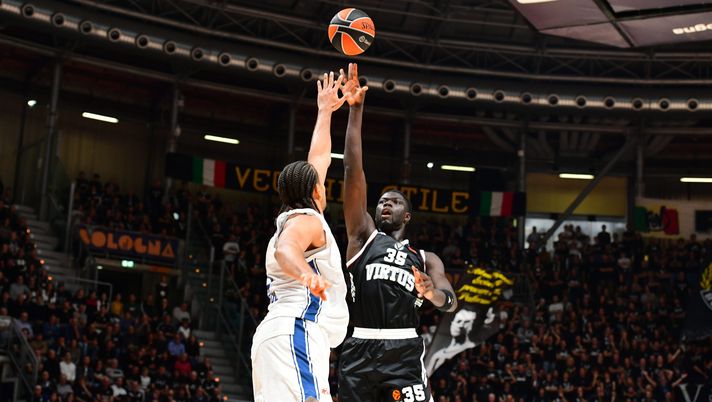 BOLOGNA, ITALY - NOVEMBER 11: Mouhamet Diouf, #35 of Virtus Bologna in action during the EuroLeague Regular Season Round 10 match between Virtus Bologna and Anadolu Efes Istanbul at PalaDozza on November 11, 2025 in Bologna, Italy. (Photo by Nicolo Lodesani/Euroleague Basketball via Getty Images) Bologna-Trento: diretta streaming gratis, dove vedere il match di LBA - immagine 1