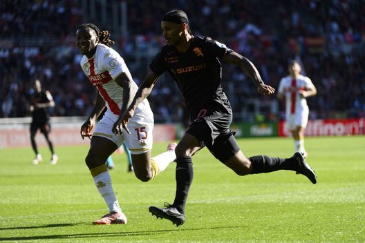 TURIN, ITALY - OCTOBER 26: Valentino Lazaro of Torino FC in action during the Serie A match between Torino FC and Genoa CFC at Stadio Olimpico di Torino on October 26, 2025 in Turin, Italy. (Photo by Stefano Guidi - Torino FC/Torino FC 1906 via Getty Images)