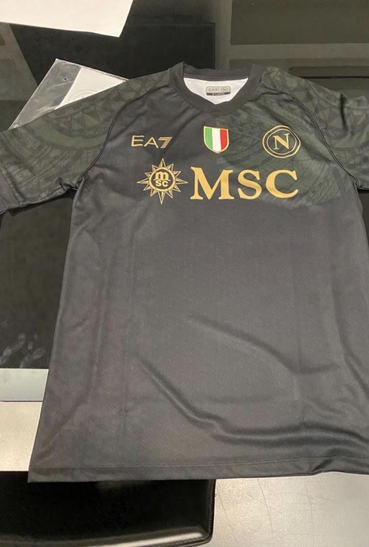 Su Twitter sono circolate in anteprima le foto delle nuove maglie del Napoli in tre versioni diverse: quella casalinga, quella da trasferta e la terza maglia. Lo scudetto è posizionato al centro, MSC (in bianco) è il nuovo main sponsor, sulla maglia compare Ebay che sostituisce Amazon. Il colletto è a 'V' e i tre colori sono azzurro, bianco e grigio per la terza.