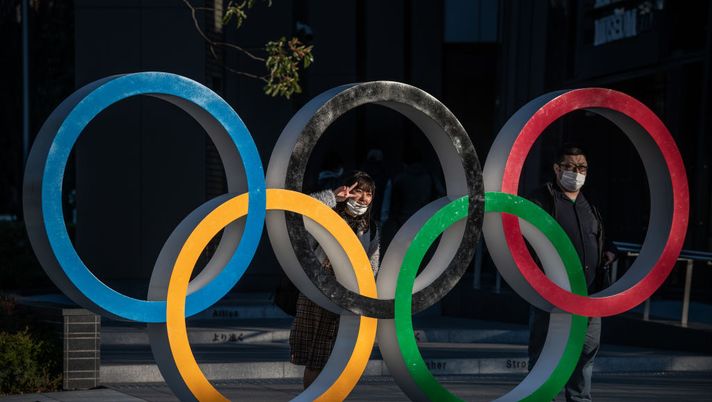 TOKYO, JAPAN - MARCH 24: People wearing face masks pose for photographs next to Olympic Rings on March 24, 2020 in Tokyo, Japan. Although an official decision is yet to be announced, International Olympic Committee member Dick Pound has said the Tokyo 2020 Olympic Games will be postponed by one year because of the Covid-19 coronavirus after the chairman of the British Olympic Association said Great Britain would be unlikely to send a team to Tokyo this summer while Australia and Canada also said they will not compete as the global Covid-19 coronavirus pandemic that has so far seen over 380,000 infections around the world forces countries to take drastic measures to protect their populations. (Photo by Carl Court/Getty Images) Olimpiadi, ecco le date: dal 23 luglio all’8 agosto del 2021 - immagine 1