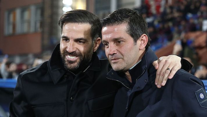 COMO, ITALY - MARCH 03: Como 1907 coach Cesc Fabregas embraces FC Internazionale coach Cristian Chivu during the Coppa Italia match between Como 1907 and FC Internazionale at Giuseppe Sinigaglia Stadium on March 03, 2026 in Como, Italy. (Photo by Marco Luzzani/Getty Images) Como-Inter, statistiche e precedenti tra le due squadre lombarde - immagine 1
