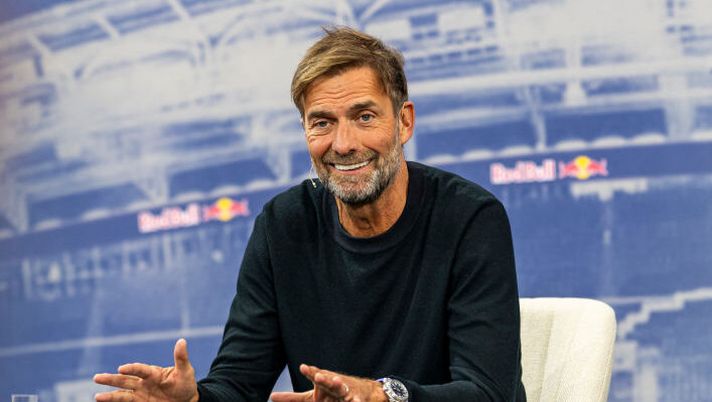 SALZBURG, AUSTRIA - JANUARY 14: (EDITOR'S NOTE: This Handout image was provided by Red Bull Content Pool and may not adhere to Getty Images' editorial policy.) Global Head of Soccer Jürgen Klopp looks on during his presentation as Head Of Global Soccer Red Bull at Hangar 7 on January 14, 2025 in Salzburg, Austria. (Photo by Joerg Mitter/Red Bull Content Pool via Getty Images) Klopp-Roma, l’agente smentisce: “Le voci sulla panchina dei giallorossi non sono vere” - immagine 1