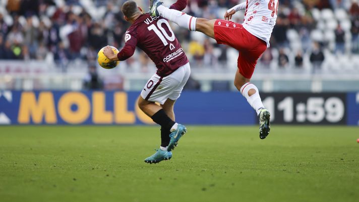 Nikola Vlasic of Torino FC and Andrea Carboni of AC Monza during the Italian Serie A, football match between Torino FC and AC Monza on 24 November 2024 at Stadio Olimpico ''Grande Torino, Italy, Photo Nderim Kaceli Monza, Nesta rischia di non avere un titolare contro il Torino - immagine 1