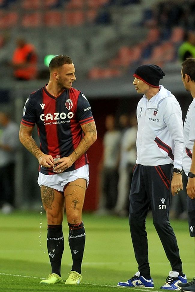 Marko Arnautovic e Sinisa Mihajlovic insieme al Bologna (Foto di Mario Carlini / Iguana Press/Getty Images) Marko Arnautovic ricorda Sinisa Mihajlovic e si commuove: “Sono alla Stella Rossa per lui”- immagine 2