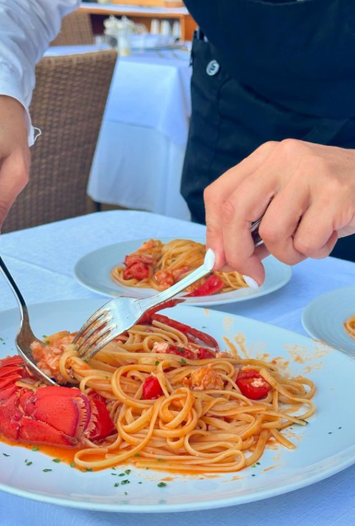 GALLERY Lady McTominay rapita dal fascino di Capri: “Esplorando una bellissima isola” - immagine 6