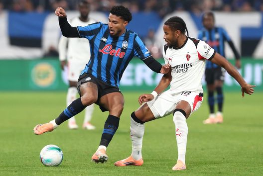 BERGAMO, ITALY - OCTOBER 28: Ederson  of Atalanta BC competes for the ball with Christopher Nkunku of AC Milan during the Serie A match between Atalanta BC and AC Milan at New Balance Arena on October 28, 2025 in Bergamo, Italy. (Photo by Marco Luzzani/Getty Images)  Atalanta-Milan 1-1, le pagelle: Tomori-horror, Maignan unica sufficienza- immagine 13