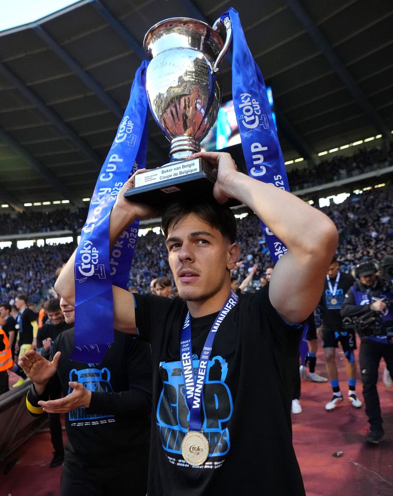 BRUSSELS, BELGIUM - MAY 04: Ardon Jashari #30 of Club Brugge KV lifts the Croky Cup tophy after Club Brugge CV defeated RSC Anderlecht 2-1 the Croky Cup Final at King Baudouin Stadium on May 04, 2025 in Brussels, Belgium. (Photo by Alex Bierens de Haan/Getty Images) Il Milan rilancia e sblocca la trattativa: Ardon Jashari sempre più vicino- immagine 3
