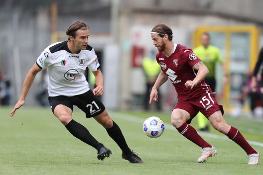 LA SPEZIA, ITALY - MAY 15: Salvador Ferrer of Spezia Calcio battles for the ball with Cristian Ansaldi of Torino FC during the Serie A match between Spezia Calcio and Torino FC at Stadio Alberto Picco on May 15, 2021 in La Spezia, Italy. (Photo by Gabriele Maltinti/Getty Images) Spezia-Torino: 84 anni fa l’unica vittoria granata al Picco. E l’ultimo 4-1…- immagine 3