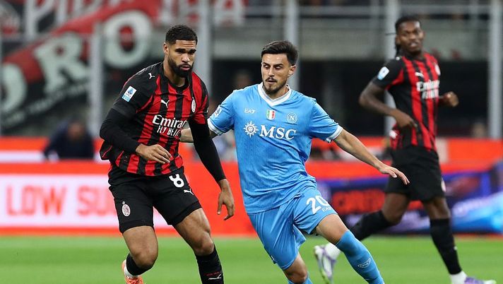 MILAN, ITALY - SEPTEMBER 28: Ruben Loftus-Cheek of AC Milan is pressured by Eljif Elmas of SSC Napoli during the Serie A match between AC Milan and SSC Napoli at Giuseppe Meazza Stadium on September 28, 2025 in Milan, Italy. (Photo by Marco Luzzani/Getty Images) Napoli-Milan, dove vedere la semifinale in diretta tv e streaming LIVE - immagine 1