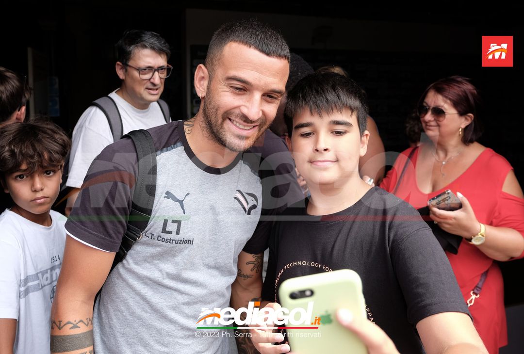 FOTO Reggiana-Palermo, il Palermo in partenza dal ‘Renzo Barbera’ (GALLERY) - immagine 28