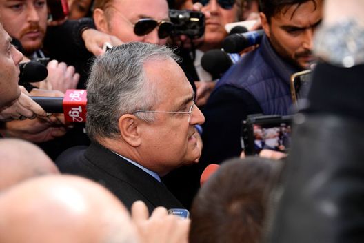 Il presidente della SS Lazio, Claudio Lotito, visita la Sinagoga di Roma il 24 ottobre 2017. (Foto di Marco Rosi/Getty Images) Roma e Lazio nel caos, situazione economica critica: tutti gli aggiornamenti- immagine 2