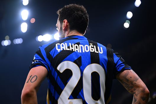 Hakan Calhanoglu dell'FC Internazionale, in azione, guarda durante la partita di Serie tra Milan e Inter allo Stadio Giuseppe Meazza il 02 febbraio 2025 a Milano, Italia. (Foto di Mattia Ozbot - Inter/Inter via Getty Images) Inter-Fluminense 0 a 2, l’epilogo della stagione dei nerazzurri: cosa rimane a Chivu- immagine 6