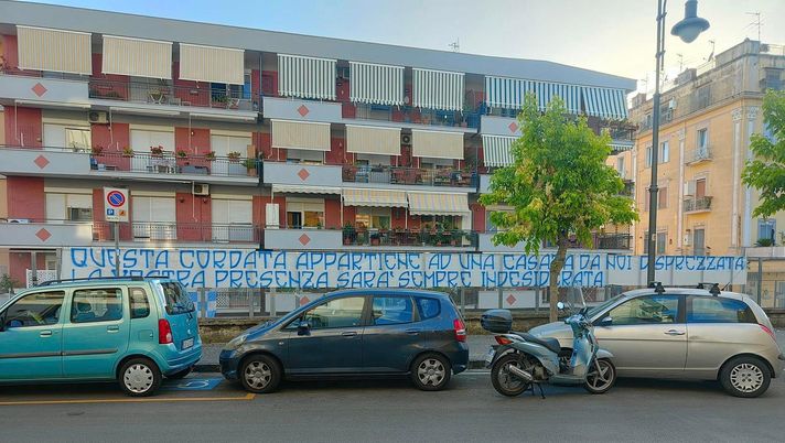FOTO Tra le strade di Portici spunta uno striscione contro la nuova dirigenza - immagine 1