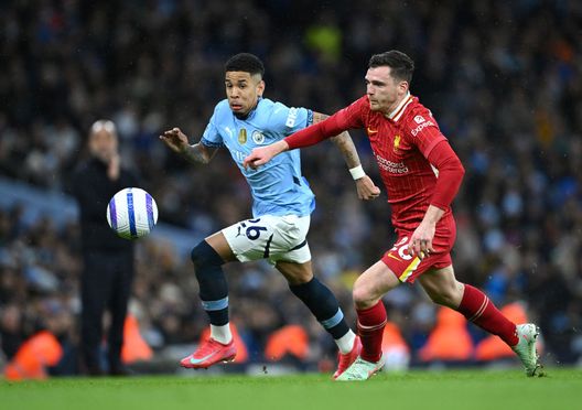 Manchester, Inghilterra - 23 febbraio 2025: Savinho del Manchester City ed Andy Robertson del Liverpool. (Foto di Shaun Botterill/Getty Images) Manchester City-Liverpool, statistiche e precedenti del big match di Premier- immagine 2