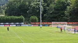VIDEO Osimhen si trattiene dopo l’allenamento: Victor prova le conclusioni