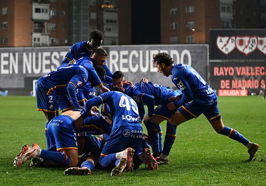 Madrid, Spagna - 2 gennaio 2026: Mauro Arambarri esulta coi compagni di squadra dopo aver segnato contro il Rayo Vallecano. (Foto di Denis Doyle/Getty Images) Getafe, Sancris in lacrime: Bordalas lo fa entrare al 57′ e lo fa uscire dopo 25 minuti- immagine 2