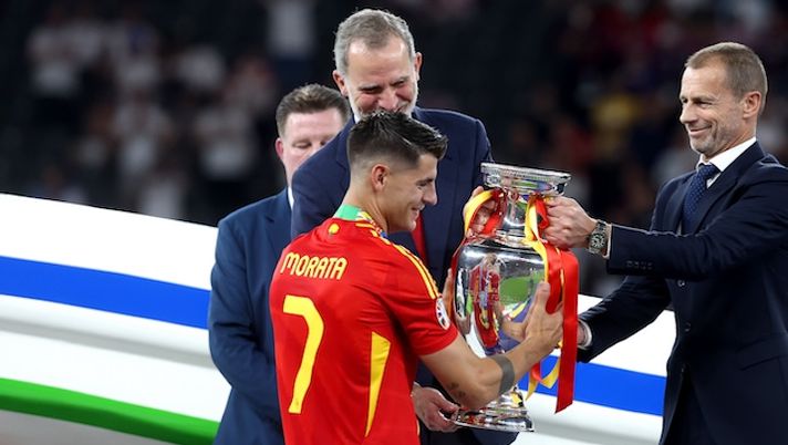 BERLIN, GERMANY - JULY 14: Felipe VI, King of Spain and Aleksander Ceferin, President of UEFA, hand the UEFA Euro 2024 Henri Delaunay Trophy to Alvaro Morata of Spain after the UEFA EURO 2024 final match between Spain and England at Olympiastadion on July 14, 2024 in Berlin, Germany. (Photo by Lars Baron/Getty Images) Morata: “Milan? Vediamo, ora è il momento di godersi la festa! Chiellini mi ha detto…” - immagine 1