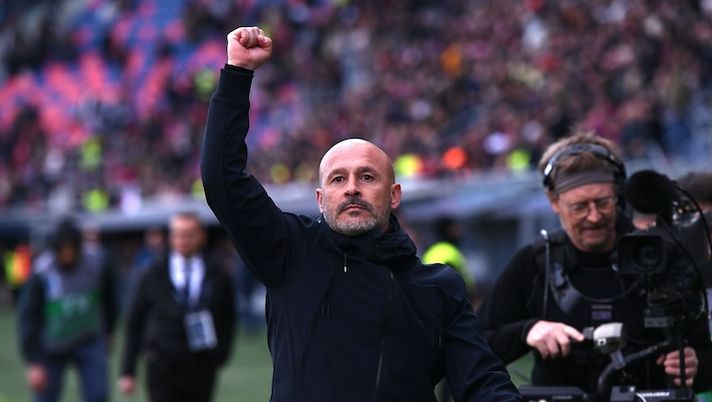 BOLOGNA, ITALY - MARCH 16: Vincenzo Italiano head coach of Bologna celebrates during the Serie A match between Bologna and SS Lazio at Stadio Renato Dall'Ara on March 16, 2025 in Bologna, Italy. (Photo by Alessandro Sabattini/Getty Images) Orsolini esalta Italiano: “Fateci il titolo: è il miglior allenatore in Italia, è sottovalutato perché…” - immagine 1