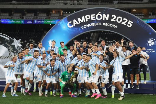 RIO DE JANEIRO, BRASILE - FEBBRAIO 27: Gabriel Arias del Racing Club solleva la coppa al termine della sfida di Recopa (Foto di Wagner Meier/Getty Images) Follia Racing Club: blindato il 33enne Martinez con una clausola da 122 milioni- immagine 2