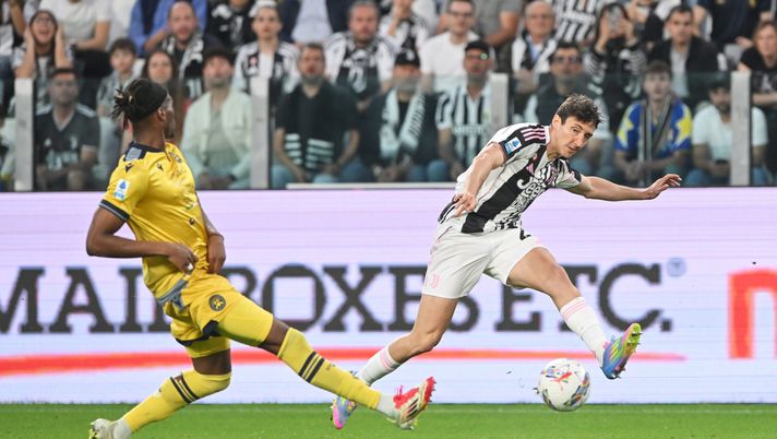 TURIN, ITALY - MAY 18: Andrea Cambiaso of Juventus passes the ball under pressure from Kingsley Ehizibue of Udinese during the Serie A match between Juventus and Udinese at Allianz Stadium on May 18, 2025 in Turin, Italy. (Photo by Chris Ricco/Getty Images) News Udinese – Come e dove vedere la gara allo Juventus Stadium - immagine 1
