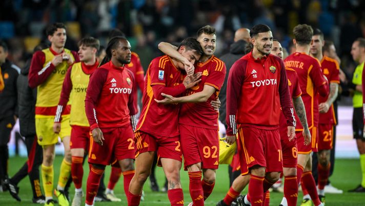 UDINE, ITALY - APRIL 25: AS Roma players celebrate the victory after the Serie A TIM match between Udinese Calcio and AS Roma at Dacia Arena on April 25, 2024 in Udine, Italy. (Photo by Fabio Rossi/AS Roma via Getty Images) (Photo by Fabio Rossi/AS Roma via Getty Images) Udinese-Roma, i giallorossi sotto la curva friulana a fine match: applausi dello stadio - immagine 1