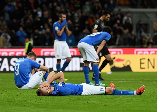 MILANO, ITALIA - 13 NOVEMBRE: I giocatori dell'Italia abbattuti al termine della partita di ritorno dei play-off di qualificazione alla Coppa del Mondo FIFA 2018 tra Italia e Svezia allo stadio San Siro il 13 novembre 2017 a Milano, Italia. (Foto di Claudio Villa/Getty Images) Playoff Mondiale 2026, ecco chi può affrontare l’Italia: le possibili combinazioni- immagine 3