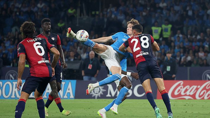 NAPLES, ITALY - MAY 23: Scott McTominay of Napoli scores his team's first goal during the Serie A match between Napoli and Cagliari at Stadio Diego Armando Maradona on May 23, 2025 in Naples, Italy. (Photo by Francesco Pecoraro/Getty Images) Napoli Cagliari