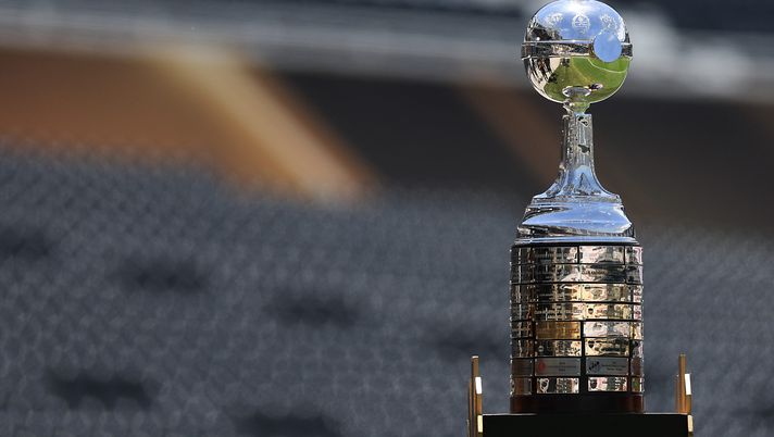 BUENOS AIRES, ARGENTINA - NOVEMBER 29: Detailed view of the Libertadores Championship Trophy during Botafogo Field Scouting ahead of the final match between Atletico Mineiro and Botafogo as part of Copa CONMEBOL Libertadores 2024 Final at Estadio Más Monumental Antonio Vespucio Liberti on November 29, 2024 in Buenos Aires, Argentina. (Photo by Buda Mendes/Getty Images) Copa Libertadores, Palmeiras-Flamengo