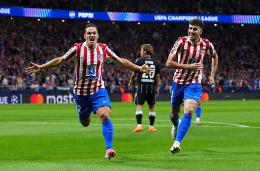 MADRID, SPAIN - SEPTEMBER 30: of Atletico de Madrid celebrates scoring his team's first goal with teammate Matteo Ruggeri during the UEFA Champions League 2025/26 League Phase MD2 match between Atletico de Madrid and Eintracht Frankfurt at Estadio Metropolitano on September 30, 2025 in Madrid, Spain. (Photo by Angel Martinez/Getty Images) Raspadori: “Inter avversario importante, noi vogliamo vincere. Dopo il derby…” - immagine 1