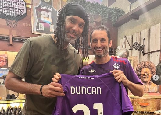 La leggenda Nba al Fiorentina Store! La FOTO con la maglia viola - immagine 1