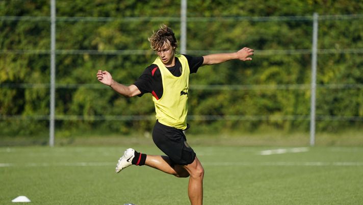 MILAN, ITALY - JULY 10: Christian Comotto of AC Milan U19 attends a AC Milan U19 training session at Vismara PUMA House of Football on July 10, 2024 in Milan, Italy. (Photo by Pier Marco Tacca/AC Milan via Getty Images) Mercato Fiorentina, occhi su un giovane talento del Milan figlio di un ex viola - immagine 1