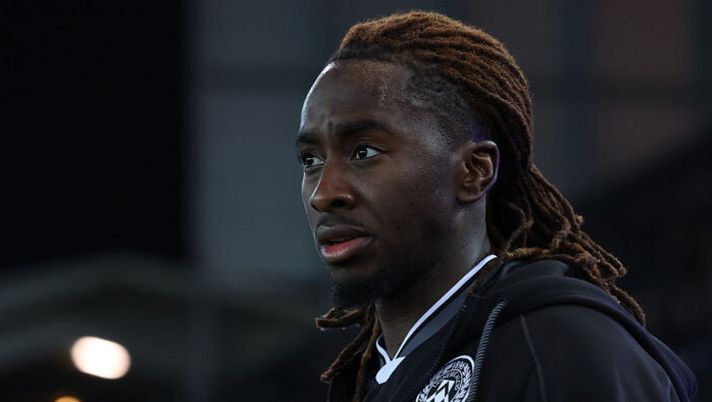 UDINE, ITALY - DECEMBER 08: Jordan Zemura of Udinese enters onto the pitch at the Serie A match between Udinese Calcio and Genoa CFC at Stadio Friuli on December 08, 2025 in Udine, Italy. (Photo by Timothy Rogers/Getty Images) DAI CAMPI – Zemura, l’esito degli esami! Dumfries, Simeone, Calha, Acerbi, Leao, Fofana, Mina, Ostigard… - immagine 1