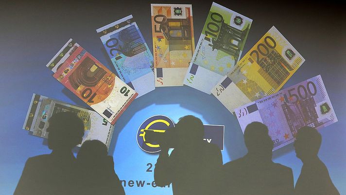 FRANKFURT AM MAIN, GERMANY - JANUARY 13: The new 10 Euro banknote is presented tot he media by the European Central Bank on January 13, 2014 in Frankfurt am Main, Germany. The new design of the ten Euro banknote aims to protect it from counterfeiting and is due to be introduced into circulation on September 23. (Photo by Hannelore Foerster/Getty Images) Guida completa per richiedere un finanziamento online - immagine 1