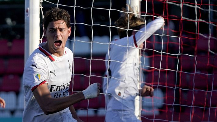 MONZA, ITALY - DECEMBER 21: Matteo Dutu of AC Milan U20 in celebrates after scoring his first goal during the match Primavera 1 between AC Monza U20 and AC Milan U20 on December 21, 2024 in Monza, Italy. (Photo by Pier Marco Tacca/AC Milan via Getty Images) Milan Futuro, Dutu: “Lo sentivamo dentro che potevamo ribaltarla. Ci darà molta fiducia” - immagine 1