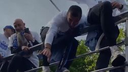 VIDEO / Gesto Mkhitaryan: striscione contro il Milan, lui se lo fa spiegare poi lo restituisce