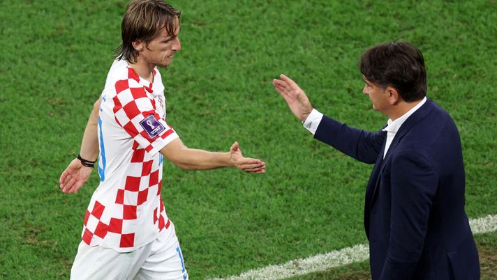 AL WAKRAH, QATAR - DECEMBER 05: Zlatko Dalic, Head Coach of Croatia, shakes hands with Luka Modric after a substitution during the FIFA World Cup Qatar 2022 Round of 16 match between Japan and Croatia at Al Janoub Stadium on December 05, 2022 in Al Wakrah, Qatar. (Photo by Elsa/Getty Images)  dalic-modric-piu-invecchia-e-piu-diventa-bravo-il-suo-modo-di-giocare-e-raro-al-mondo-dichiarazioni-parole-interviste-ct-croazia