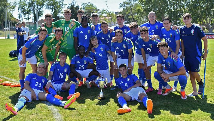 SALON-DE-PROVENCE, FRANCE - JUNE 16: Players of the Italy U21 team pose with the third place trophy during the 50th Tournoi Maurice Revello match between Italy U21 and France U20 on June 16, 2024 in Salon-de-Provence, France. (Photo by Valerio Pennicino/Getty Images) italia spagna