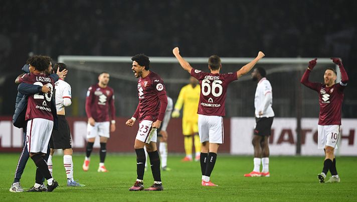 TURIN, ITALY - FEBRUARY 22: Saul Coco of Torino celebrates victory with teammates following during the Serie A match between Torino and AC Milan at Stadio Olimpico di Torino on February 22, 2025 in Turin, Italy. (Photo by Valerio Pennicino/Getty Images)  Maignan Gimenez