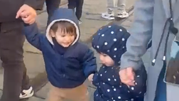 Piccoli, teneri e già schierati: i due gemellini cantano “Forza Napoli”!