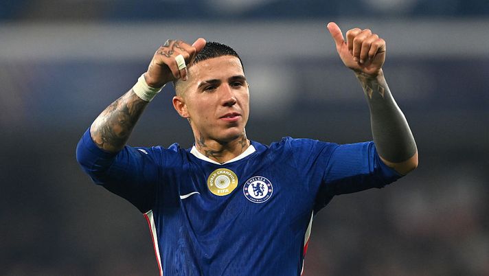 LONDON, ENGLAND - SEPTEMBER 30: Enzo Fernandez of Chelsea acknowledges the fans at full-time following the team's victory in the UEFA Champions League 2025/26 League Phase MD2 match between Chelsea FC and SL Benfica at Stamford Bridge on September 30, 2025 in London, England. (Photo by Mike Hewitt/Getty Images) Enzo Fernandez vuole lasciare il Chelsea? Parole d’amore al River e ipotesi Real Madrid - immagine 1