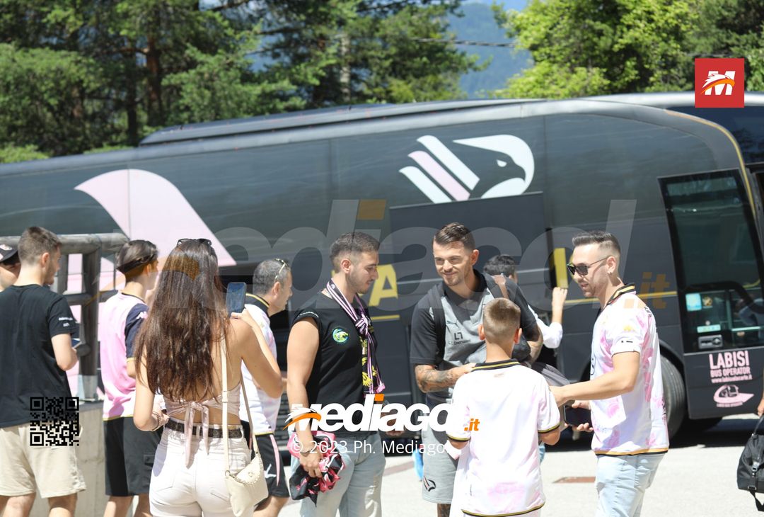 FOTO Palermo, tifosi rosanero accolgono la squadra di Corini in ritiro (GALLERY) - immagine 13