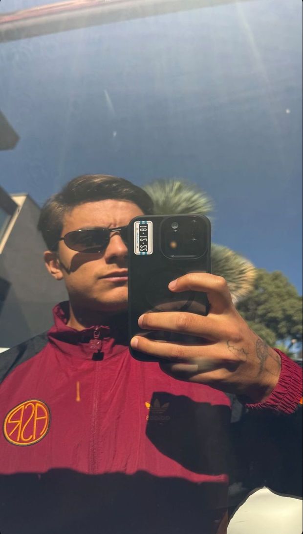 Dybala, selfie con la nuova tuta “Originals” della Roma. A Monza non ci sarà- immagine 2